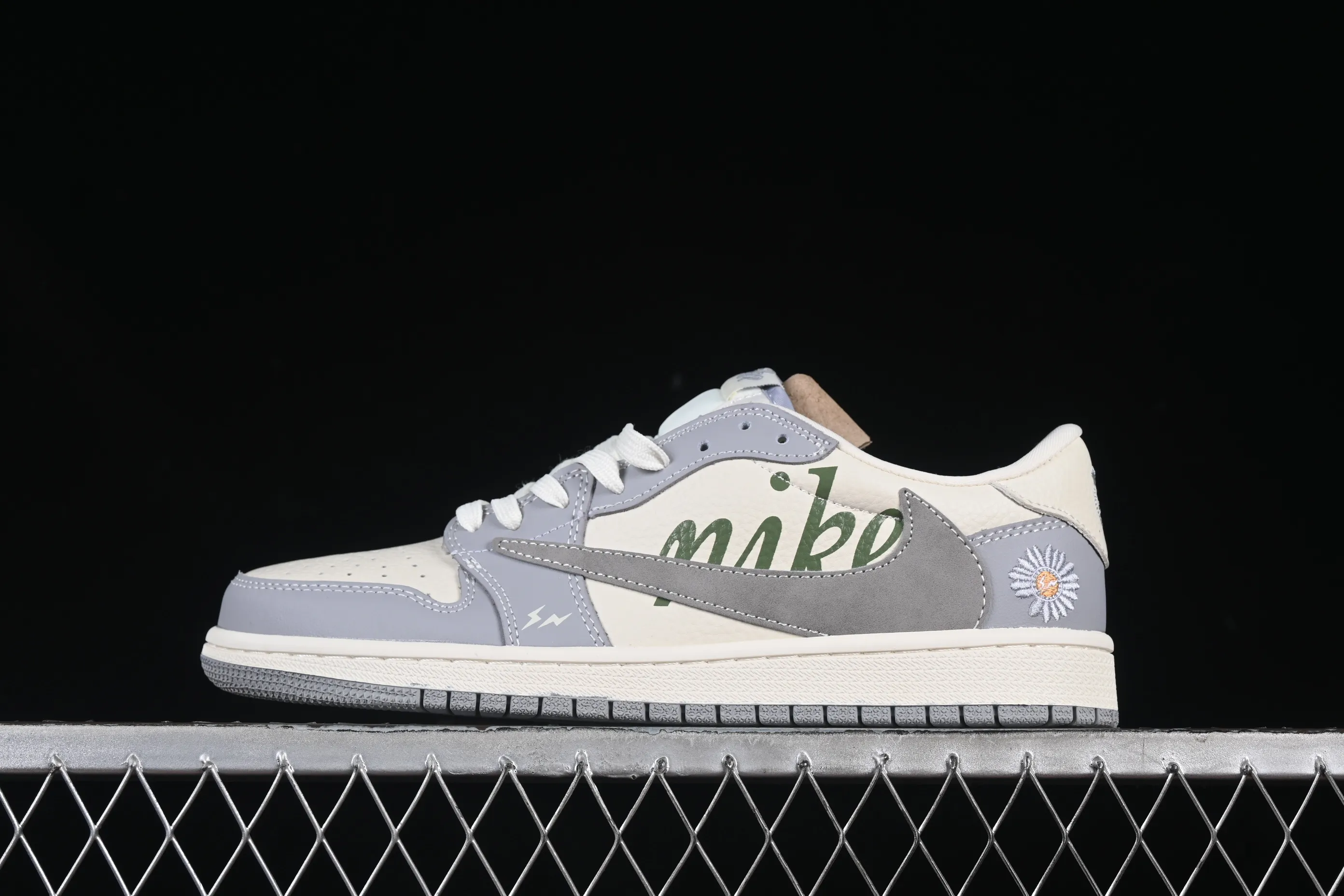 All Categories Air Jordan Jordan Series Basketball Shoes Air Jordan 1 Low High-end Customized Low-top Shoes Travis Scott x Fragment Design x Air Jordan 1 Low OG SP AJ1 Joe 1 Lightning Joint Xiao Wrinkle Ju Low-top Cultural Casual Shoes XS2024-018